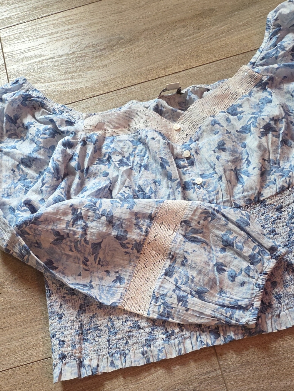 American Eagle Outfitters Light Blue Floral Puff-Sleeve Smocked Crop Top